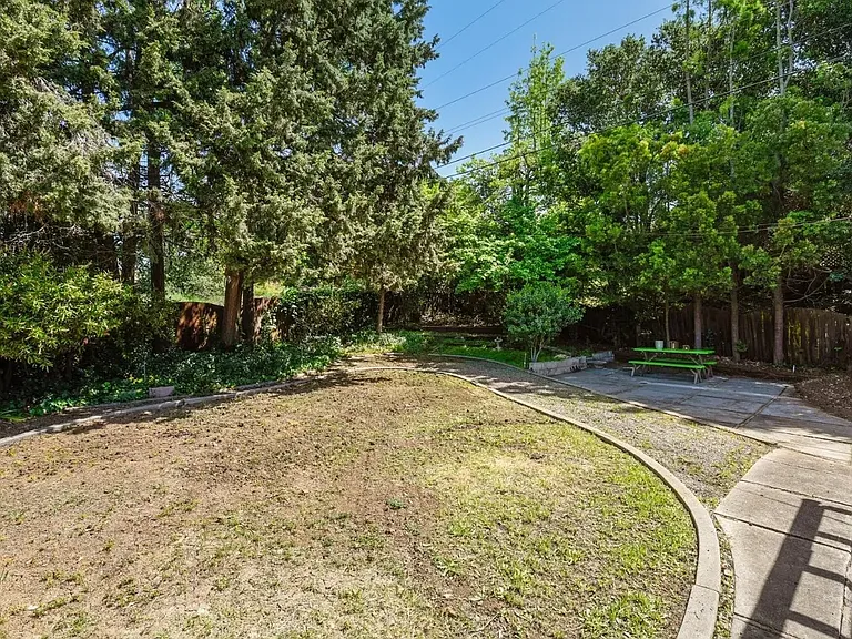 Devlin Dr — Photo 13