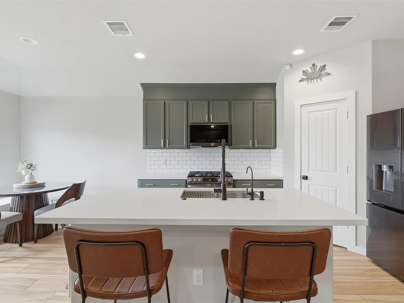3 bed, 2.0 bath, 1275 sqft, $2,200 — Photo 4
