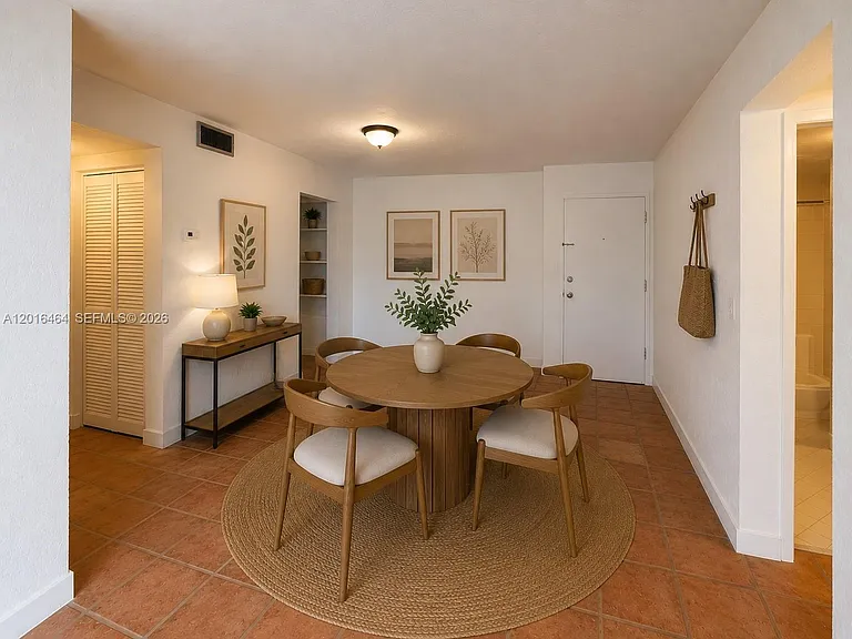 1205 Mariposa Ave #301 — Photo 4