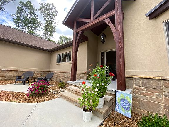 3rd image of 45 Kingsbury Cir
