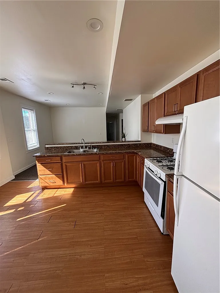 2 bed, $1,300 — Photo 2