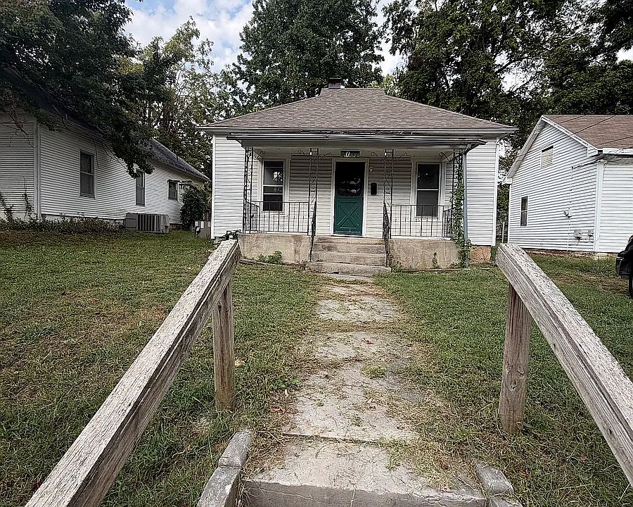 1st image of 1031 Valley St
