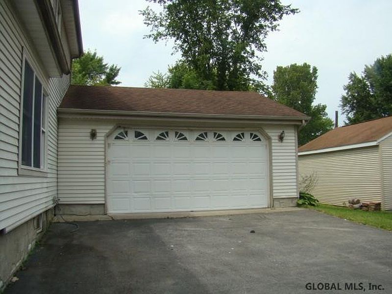 4th image of 103 8TH Street