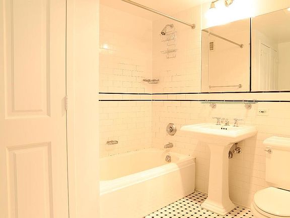 4th image of 350 W 43rd St APT 40A