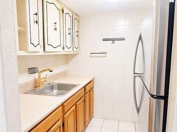 3rd image of 832 Willoughby Ave