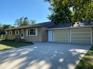 707 S 1st St, Parkston, SD 57366