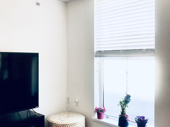 4th image of 1534 Henshaw Ln #404
