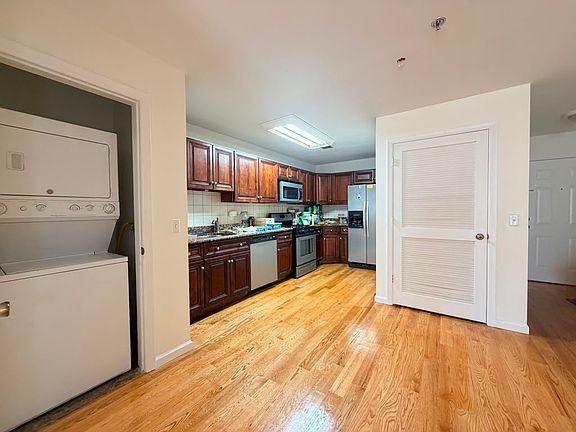 4th image of 135 38th St #701