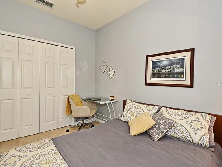 1042 N Hampton Ave — Photo 24
