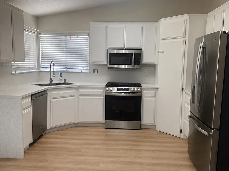 12802 Dillon Ln — Photo 3