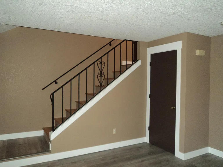 865 NE Scott Ct — Photo 3