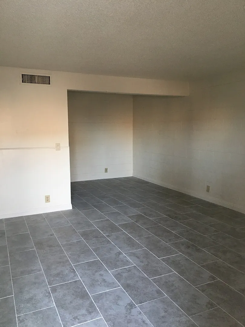 Available 1 Bedroom Condo In Central Las Vegas — Photo 1