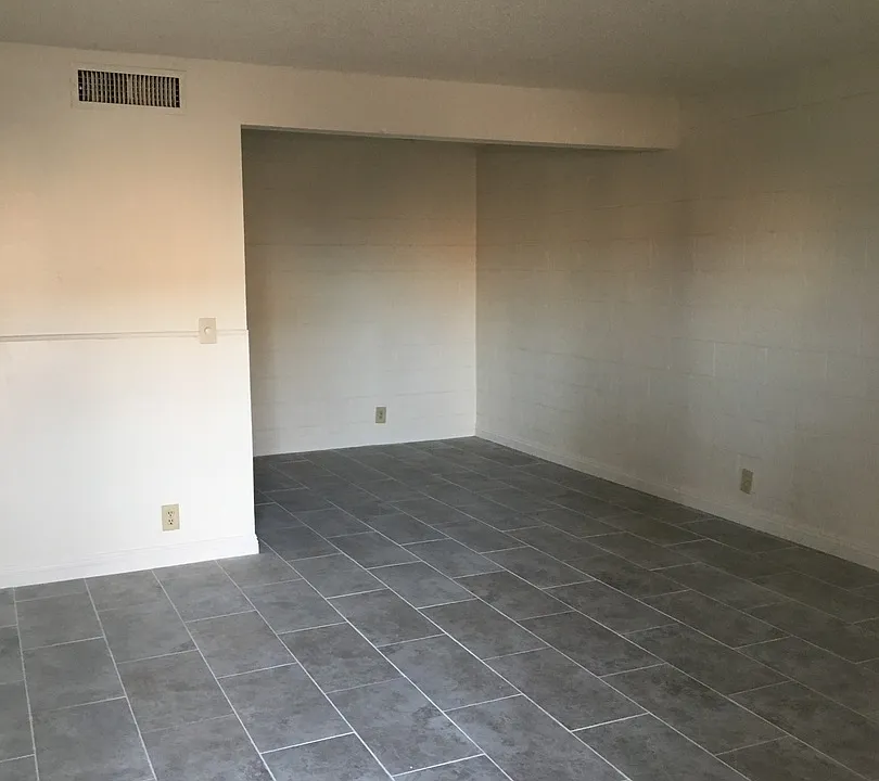 615 S Royal Crest Cir #4