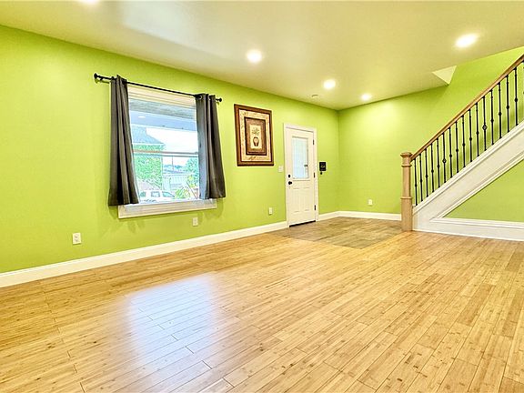 5th image of 1528 Victoria Ave