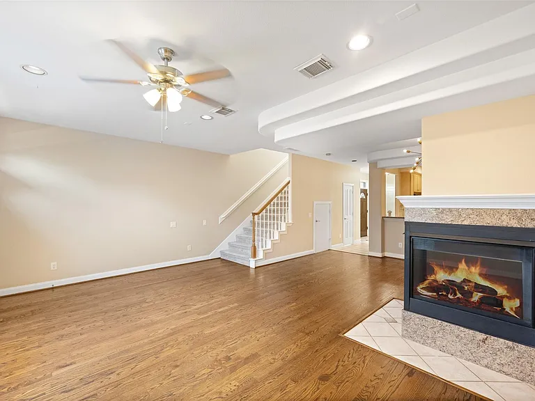 2406 Calumet St — Photo 15
