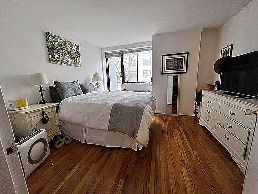 4th image of 320 E 65th St APT 216