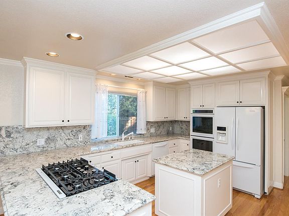 4th image of 105 Oakmere Ct