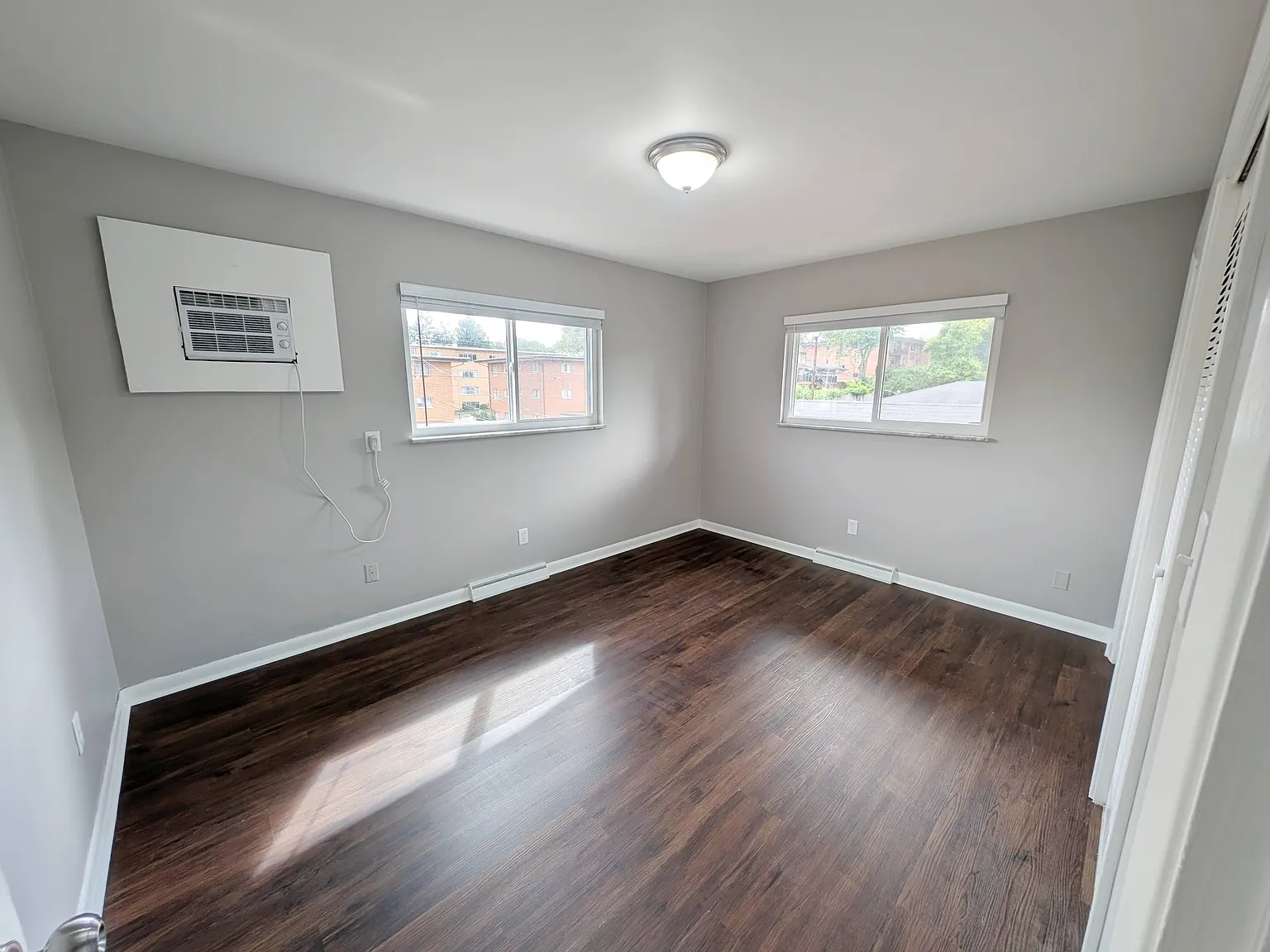 2 bed, 1000 sqft, $985 — Photo 3