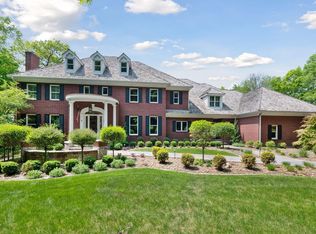 205 Black Oaks Ln, Wayzata, MN 55391