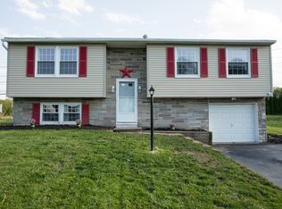43 Wickwine Ln, Henrietta, NY 14467