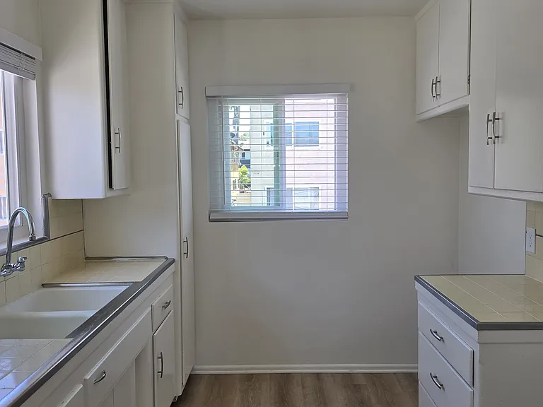 4830 Coliseum St #8 — Photo 6