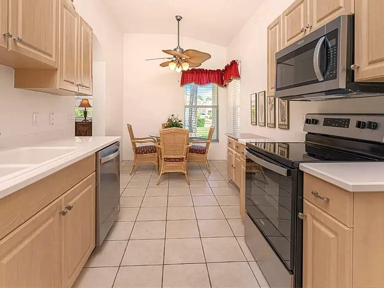 Kitchen/breakfast nook