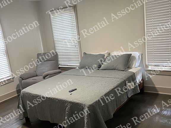 4th image of 1003 Emerson St