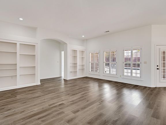5th image of 385 Lewis Fairway Cir