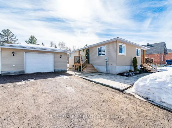 11 Irene St, Pembroke, ON K8A 7M2