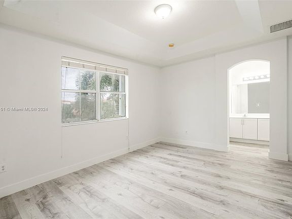 5th image of 10947 NW 79th St #10947