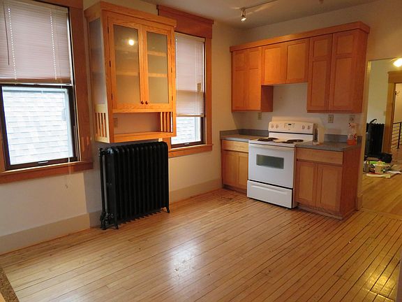 3rd image of 916 Madison Ave