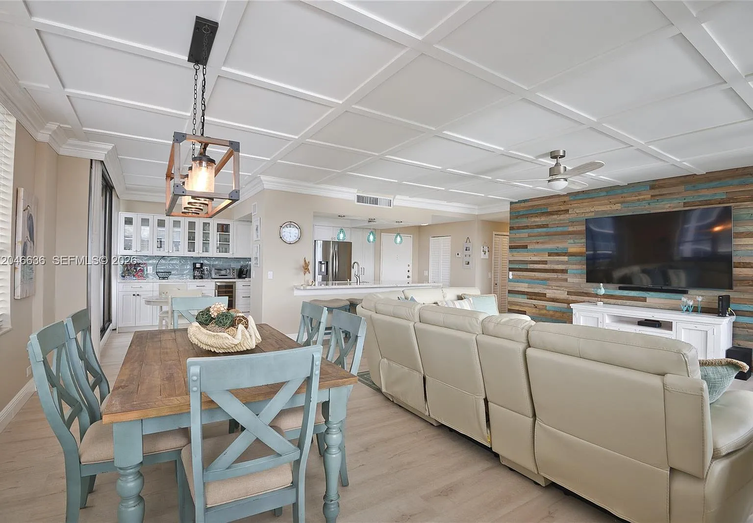Alexander Towers Condo — Photo 4