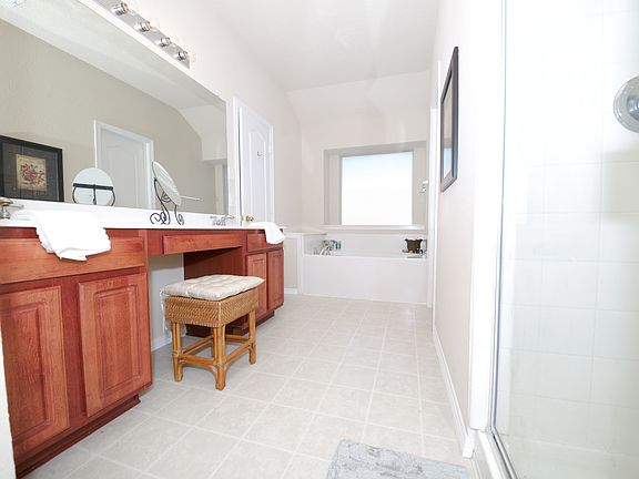 4th image of 303 Orchard Trl