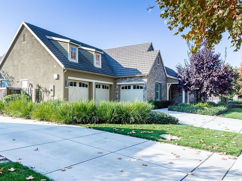 2nd image of 2032 Fairway Oaks Dr