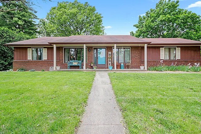 2305 Clover Ln photo 1