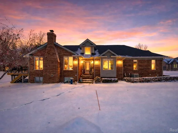 68649 Cornerstone Dr, Washington, MI 48095