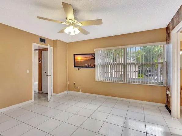 18 Amherst Court #B, Royal Palm Beach, FL 33411