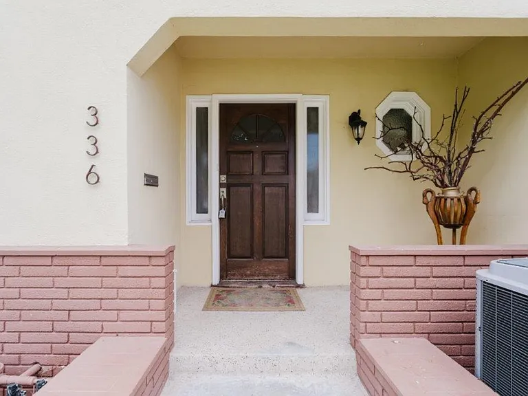 336 W Lexington Dr — Photo 3