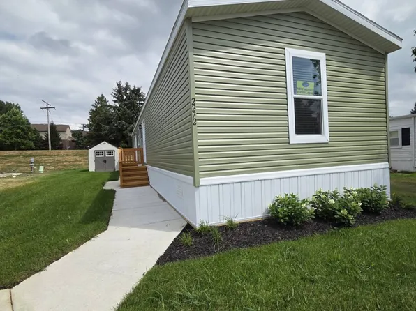 2272 Hall Ln #401, Wixom, MI 48393