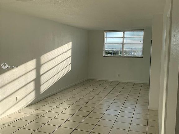 3rd image of 2903 N Miami Beach Blvd #902