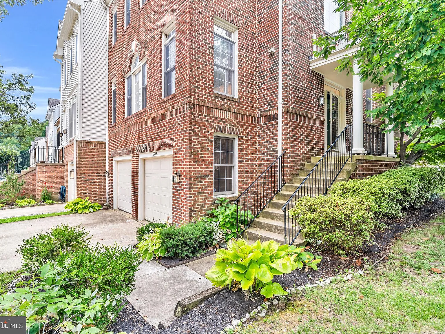 3 bed, 4.0 bath, 2571 sqft, $4,500 — Photo 2