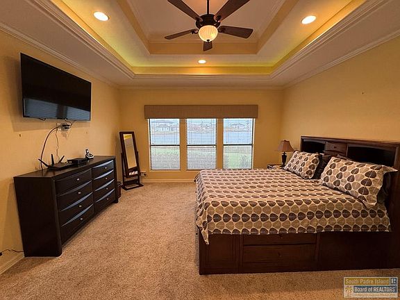 5th image of 18 Hacienda Dr