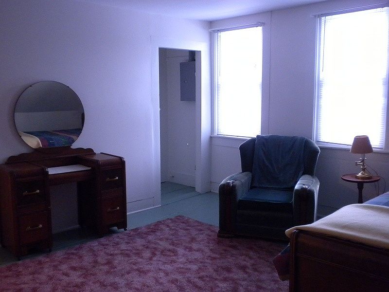 bedroom w/ walk in closet