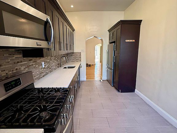 3rd image of 627 Willoughby Ave #1E