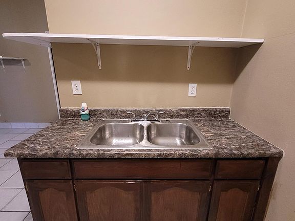 4th image of 1117 Pioneer Ave