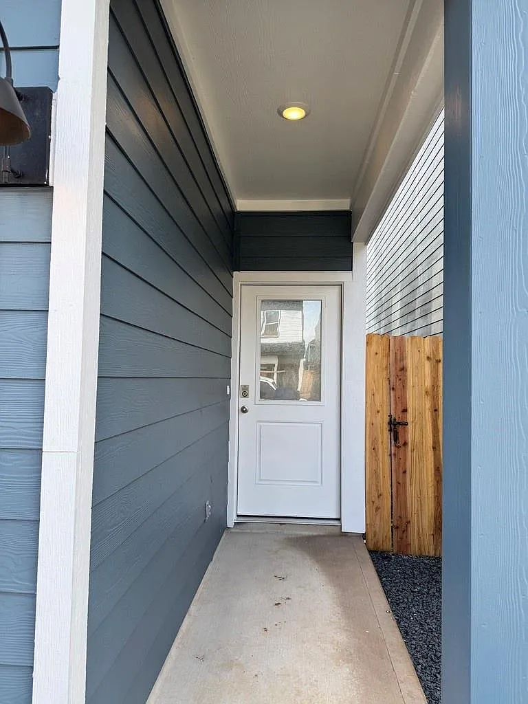 4 bed, 2.5 bath, 2275 sqft, $2,400 — Photo 2