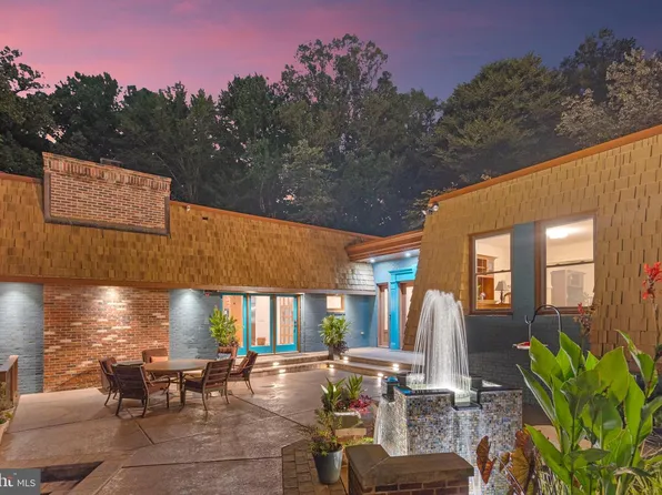 10916 Thimbleberry Ln, Great Falls, VA 22066