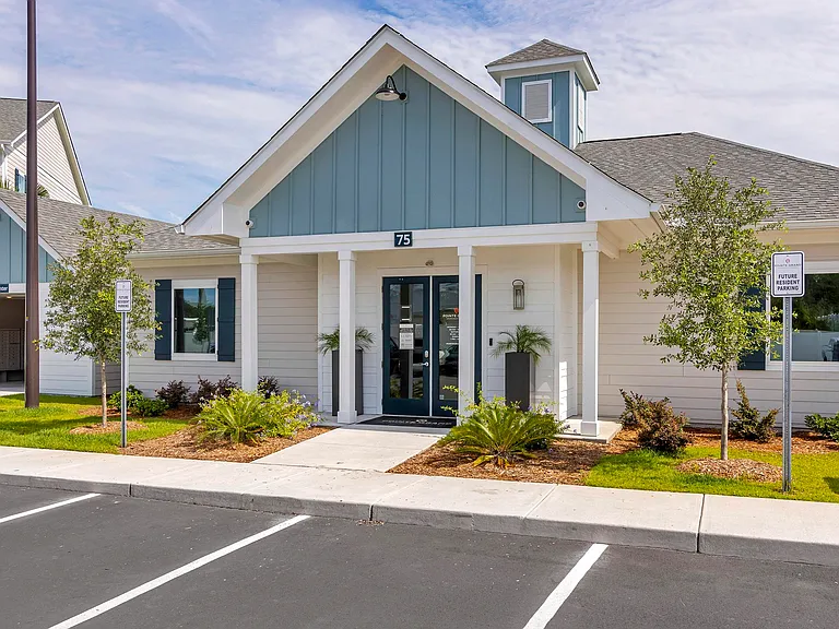 The Pointe Grand Apartment Homes — Photo 2