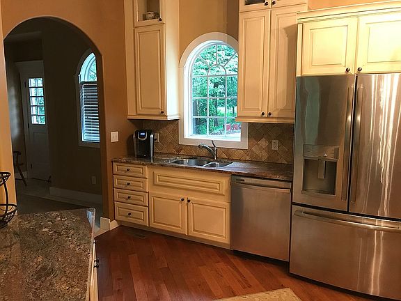 4th image of 612 Lake Vista Dr