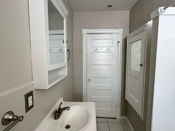 5th image of 2338 Tower Grove Ave APT 1